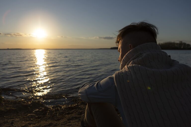 Por que me sinto vazio mesmo tendo tudo? Como espiritualidade e neurociência se unem na busca por uma vida plena.