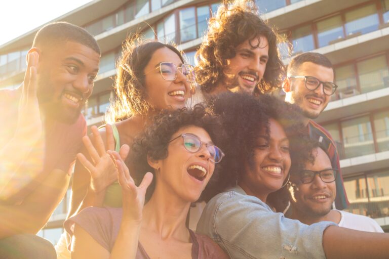 Relatório Mundial da Felicidade 2025: Entenda os Fatores que Definem os Países Mais Felizes do Mundo